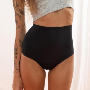 femme-debout-porte-culotte-menstruelle-taille-haute-face_2000x