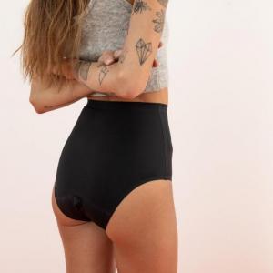 femme-dos-porte-culotte-menstruelle-taille-haute_2000x
